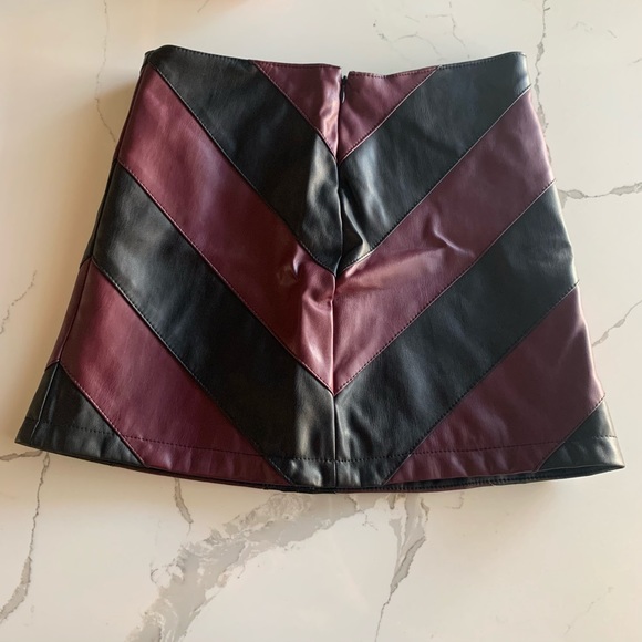 Forever 21 Leather skirt NWOT Size Medium - Picture 2 of 3